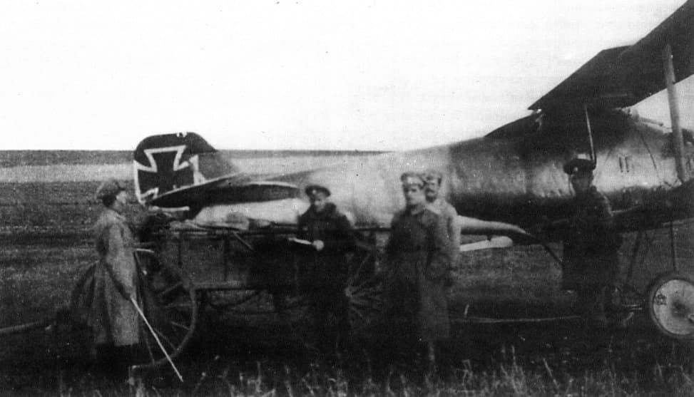 Летчики 7-го ИАО у трофейного истребителя LFG Роланд D IIa №539/17. Тканевая обшивка на борту сорвана – крест пошел на сувенир. Самолет этот был отремонтирован и летал как минимум до 1922 г.